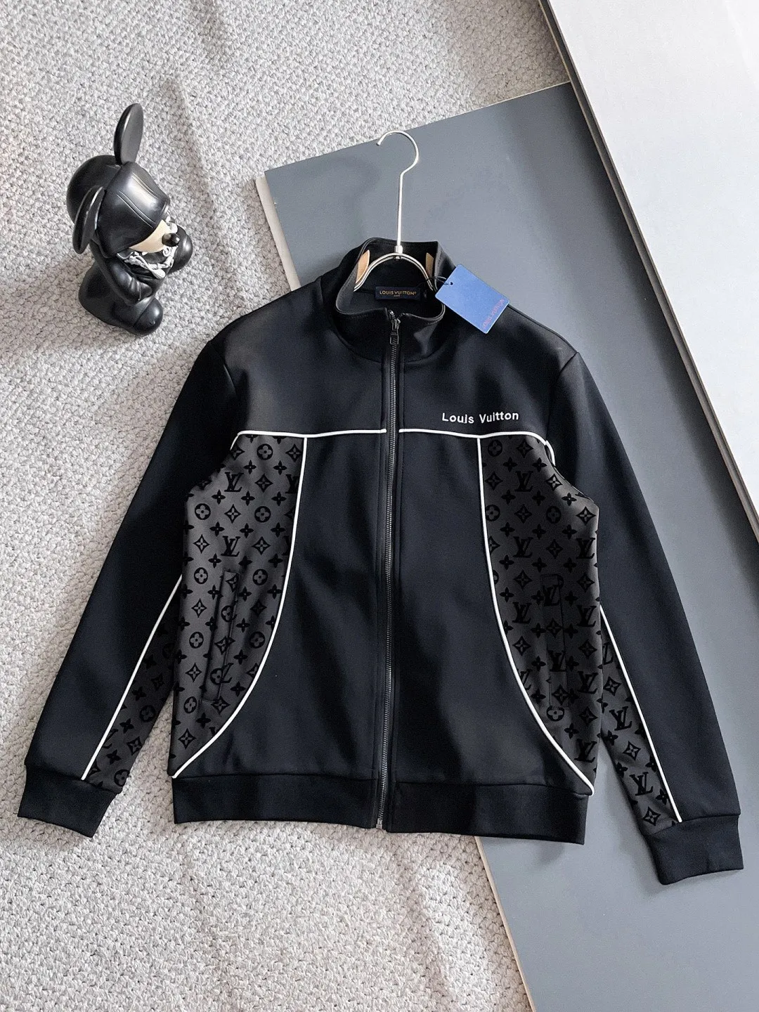 🅿️720 LV hot-selling suit is coming. Focus on the original version of the official website. 2025 new hot-selling cardigan suit. The original order is the best. 🇭🇰The meticulous work of top designers. It has a fitting and perfect upper body effect. All-natural high-quality Tencel Roman cotton 100%, close-fitting comfort, noble and elegant! Original hardware embodies elegance and nobility! Counter size: M-3XL (maximum wear up to 190 pounds)